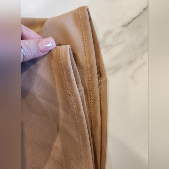 Body Contour Cropped Square Neck Tank - Picture 9 of 9